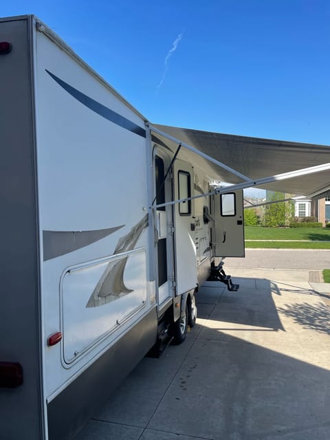 2010 Keystone RV Sydney - Family and Pet Friendly Tráiler remolcable in Orion Township
