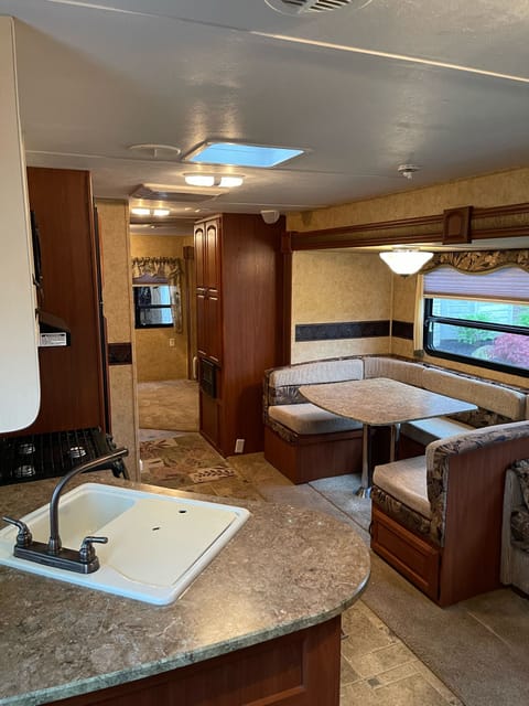 2010 Keystone RV Sydney - Family and Pet Friendly Tráiler remolcable in Orion Township
