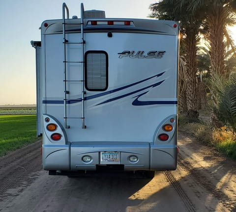 2008 Pulse Motorhome. Adventure is out there. Travel in style! Drivable vehicle in Yuma