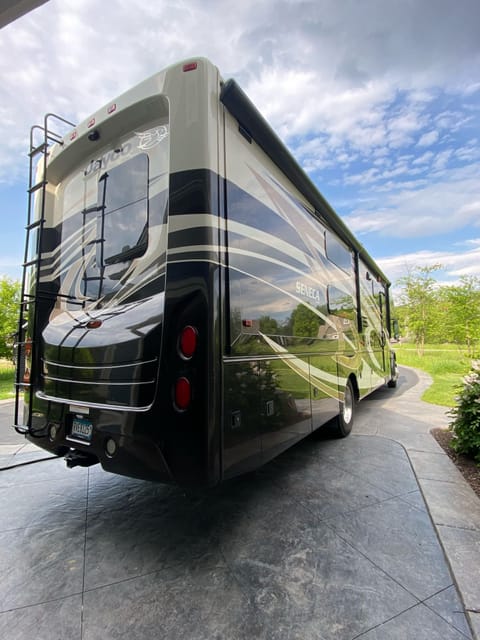 Jayco Seneca 37FS - Super C Class! Drivable vehicle in Lake Elmo