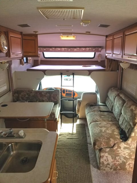 Class C 1998 Ford Tioga . 31 Ft. Sleeps 8-10. 300 MILES per day. Véhicule routier in Monrovia