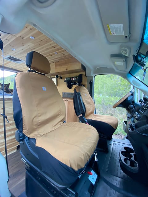Passanger Swivel Seat 
Carhartt seat covers 
2 USB charging ports 
Bluetooth Connection 
Handsfree calling 
Cruise Control 
