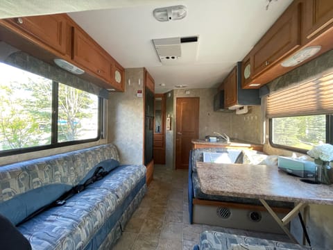 2008 Ford Yellowstone Class C 24ft sleeps 5 Véhicule routier in Spenard