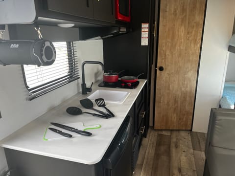 "Sunny" Modern Travel Trailer (PennyBear Rental) Remorque tractable in Erie