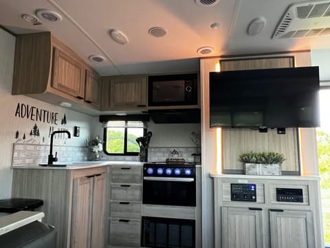 SHADOW CRUISER LUXURY CAMPER !!! ~ SLEEPS 8 DELIVERY & SETUP!~ Towable trailer in North Attleborough