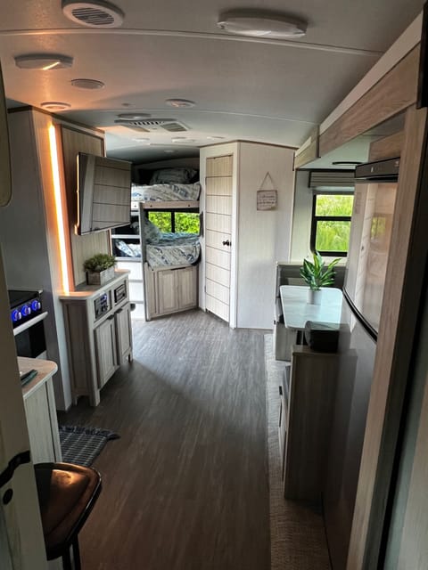 SHADOW CRUISER LUXURY CAMPER !!! ~ SLEEPS 8 DELIVERY & SETUP!~ Towable trailer in North Attleborough