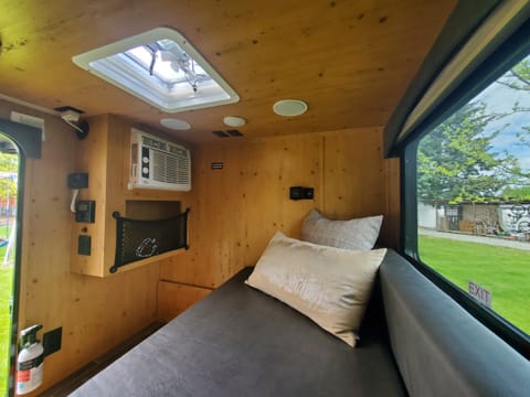 Overland Camper With Rooftop Tent Tráiler remolcable in Dalton Gardens
