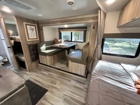 2021 Winnebago Micro Minnie - *Family & dog friendly. Easy to tow!* Towable trailer in Cypress