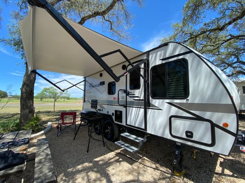 2021 Winnebago Micro Minnie - *Family & dog friendly. Easy to tow!* Towable trailer in Cypress