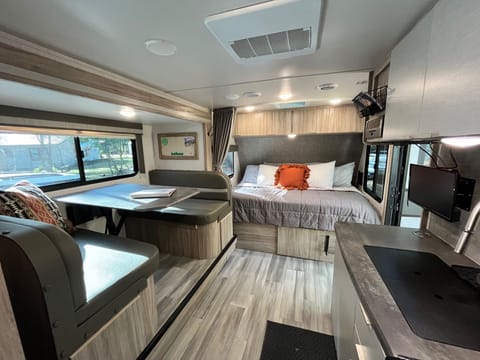 2021 Winnebago Micro Minnie - *Family & dog friendly. Easy to tow!* Towable trailer in Cypress