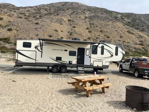 Keystone Sprinter Bunkhouse Gooseneck 5th Wheel Towable trailer in Palmdale