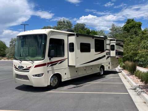 Luxurious Family Fun with room for everyone Drivable vehicle in American Fork