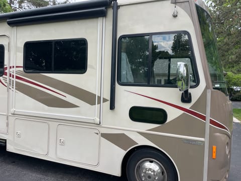 The Tan Beast (2015 Itasca Sunstar LX) Vehículo funcional in Maumee