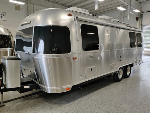 2021 Airstream Globetrotter 25 FBT Towable trailer in Marmora