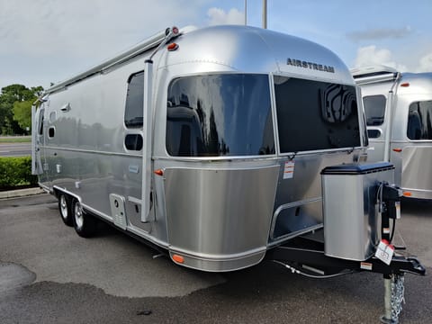 2021 Airstream Globetrotter 25 FBT Towable trailer in Marmora