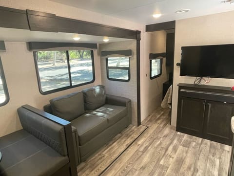 Bunkhouse Travel Trailer Sleeps 9-10 (Delivery Only) Remorque tractable in Murrieta