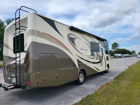 HOME AWAY FROM HOME! 2017 Thor Hurricane Vehículo funcional in Riverview