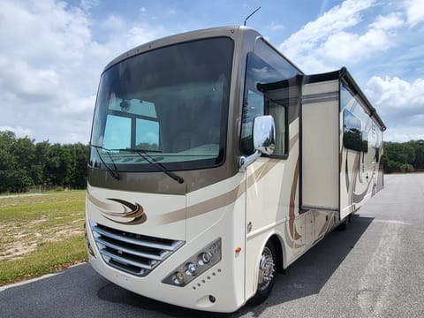 HOME AWAY FROM HOME! 2017 Thor Hurricane Veicolo da guidare in Riverview