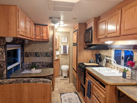 Pet and family friendly jayco sleeps 6 Towable trailer in North Vancouver