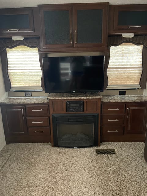 2014 Keystone RV Cougar— 3 slides!! Towable trailer in Ironwood