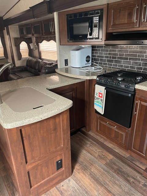 2014 Keystone RV Cougar— 3 slides!! Towable trailer in Ironwood