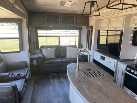 2021 Keystone RV Cougar 368MBI 5TH WHEEL Towable trailer in Flower Mound