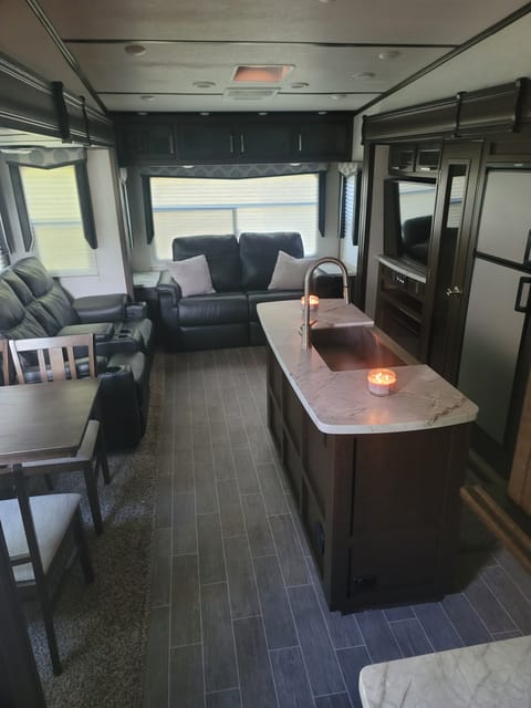 Coastal Couples Dutchmen Atlas Fifth Wheel Towable trailer in Coos Bay