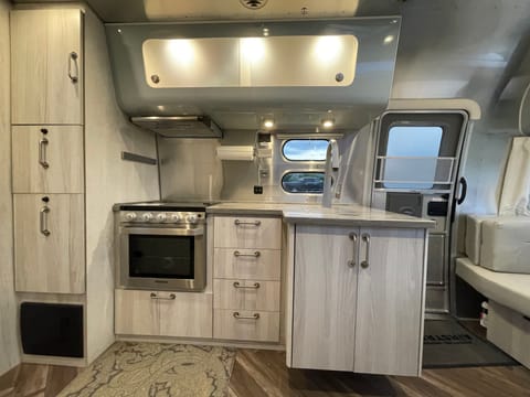 “Rhombus-1” 2021 Airstream International - Sleeps 6 Towable trailer in Lakewood