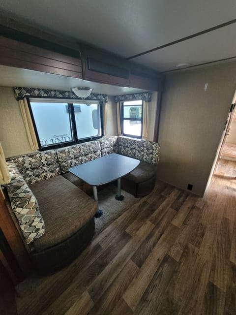 King Size Bed Sleeps 8 "Walkabout" Easy Tow 28Ft Towing 35FT Living Remorque tractable in Vancouver
