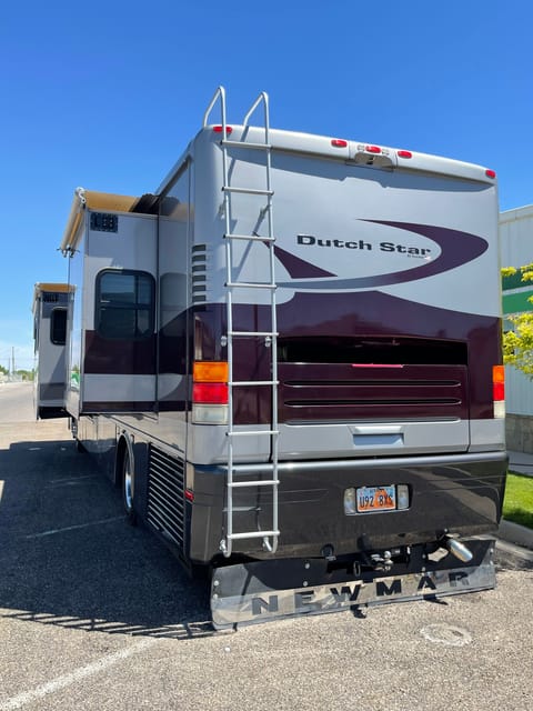 40' Newmar Dutch Star 4023 with High Speed Starlink Internet & Car Dolly Drivable vehicle in Cedar City