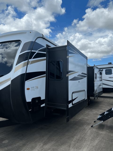 2022 Outback 330RL 2022 Towable trailer in Weslaco