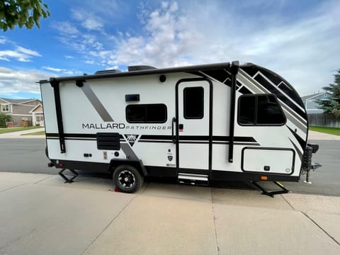 “Darkwing”- Lightweight Bunkhouse Travel Trailer with Slide Out Remorque tractable in Castle Rock
