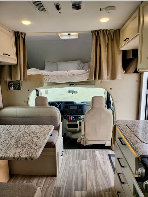 2022 Thor Freedom Elite, clean, comfortable and low miles! Véhicule routier in Clovis
