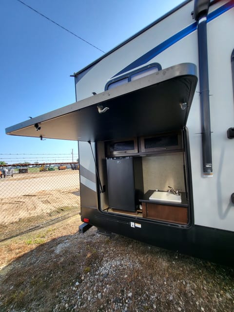 2018 Forest River Cherokee Arctic Wolf Towable trailer in Perry