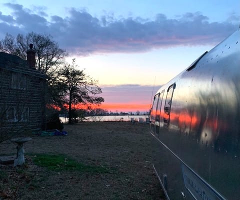 Circe the 1985 Airstream Sovereign Rimorchio trainabile in Colonial Beach