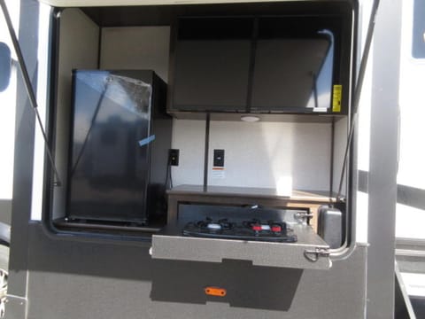 2022 Dutchmen Voltage 4145 Fifth wheel Toy Hauler Towable trailer in Manteca