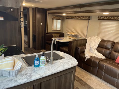 Spacious-RV that sleeps 12 with Bunkhouse!! Towable trailer in St. Peters