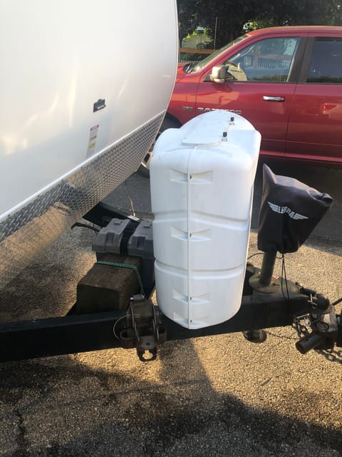 (2) 40 gal propane tanks / Auto hitch / 7pin connector