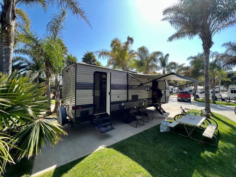 Cozy little home on wheels! 2020 Wildwood Trailer with slide outs & bunks Remorque tractable in Ventura