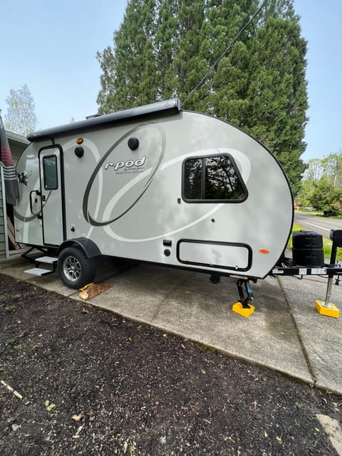"Candy" the 2020 R-Pod Hood River Edition Remorque tractable in West Linn