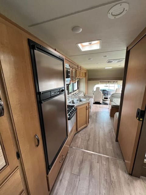 32ft Large Class C Deluxe Motorhome Drivable vehicle in Kelowna