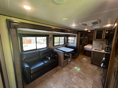 Like New2019 Grand Design Transcend ready for your family vacation!! Towable trailer in Pleasanton