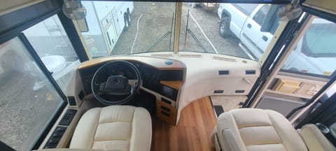 2003 Winnebago Ultimate Advantage Deluxe Interior Drivable vehicle in Valencia