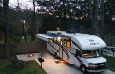 John's 30ft 2021 Jayco Redhawk WHEN GETTING THERE IS AS FUN AS BEING THERE Vehículo funcional in Delta