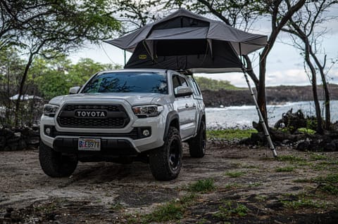 4x4 Toyota Tacoma - Sleeps up to 5 - Goes Anywhere Véhicule routier in Kalaoa