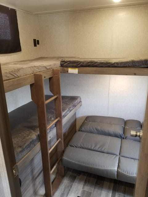 2022 Zinger sleeps ten comfortably Towable trailer in Lincoln