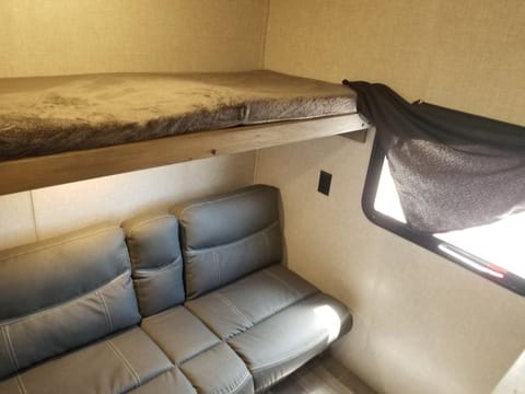 2022 Zinger sleeps ten comfortably Towable trailer in Lincoln