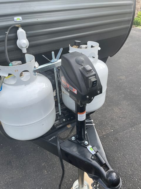 Power jack and two 20 lb propane tanks! 