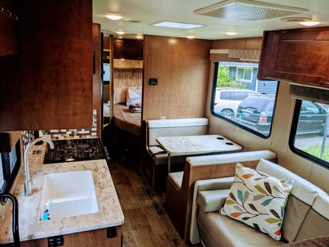 Kid & Pet Friendly Modern Class C 2019 Winnebago Drivable vehicle in Lynnwood