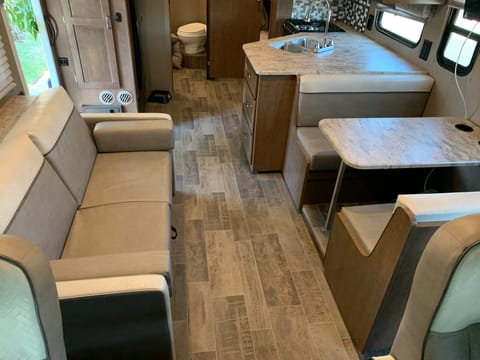 2019 Winnebago Intent - Sleeps 8 Drivable vehicle in Bakersfield